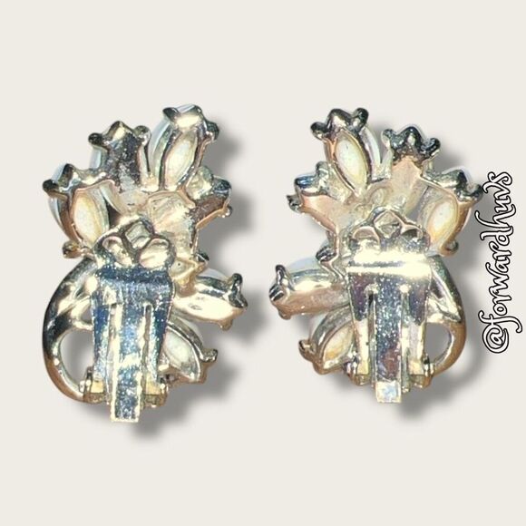 Silver-Tone Non-Pierced Earrings – Timeless Vintage Elegance - Picture 5 of 7